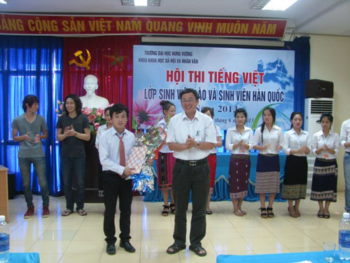 Hoi thi Tieng Viet cho sinh vien Lao va sinh vien Han Quoc