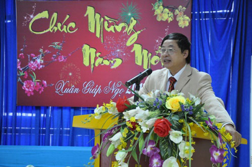 Truong Dai hoc Hung Vuong da to chuc gap mat dau xuan va Tet trong cay nam 2014