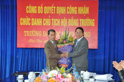 Cong bo Quyet dinh cong nhan chuc danh Chu tich Hoi dong Truong - Truong Dai hoc Hung Vuong