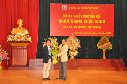 TS. Nguyen Duc Huong noi chuyen chuyen de Hanh trang cuoc song 