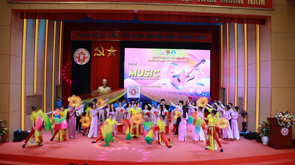 Trường ĐH Hùng Vương tổ chức gặp mặt và trao thưởng cho các Tân ...